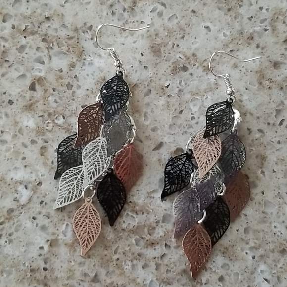 🆕️Elegant leaf drop earrings - Picture 2 of 3